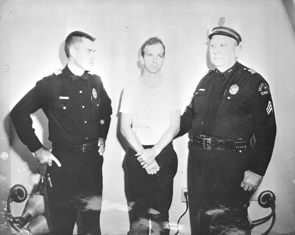 Lee Harvey Oswald anholdt