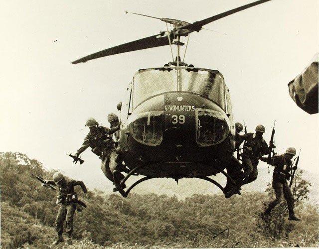 Vietnamkrigen - soldater hopper ud af hellikopter